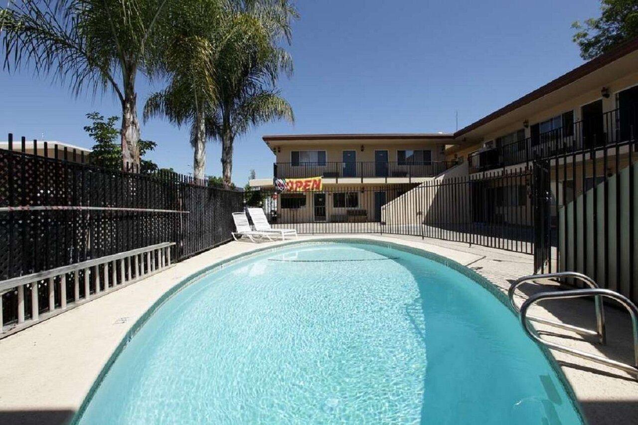 Americas Best Value Inn Visalia Extérieur photo