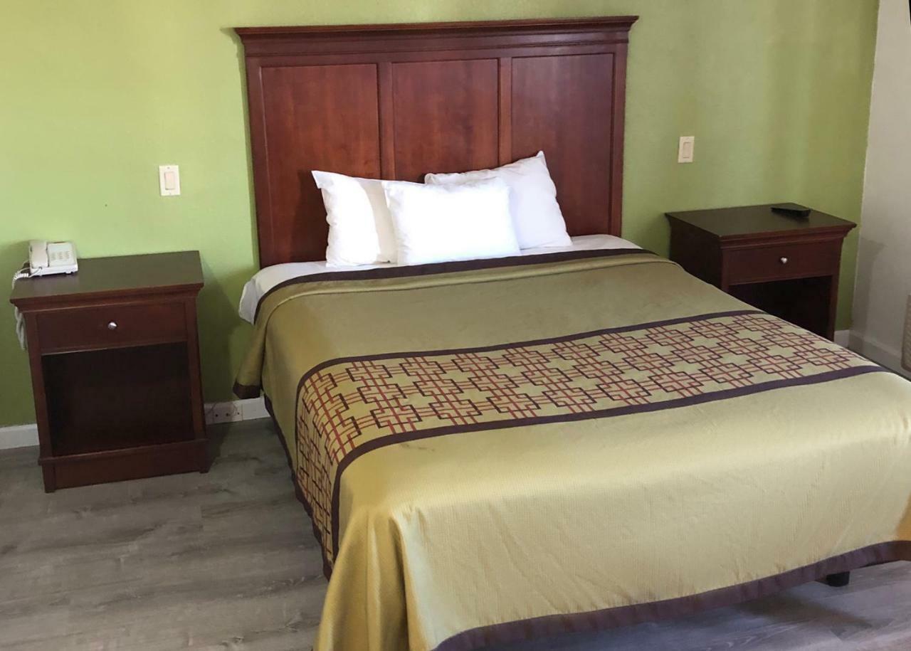 Americas Best Value Inn Visalia Extérieur photo